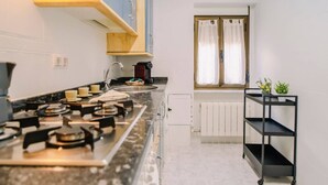 Kaffetrakter/tekoker, kjøleskap, mikrobølgeovn og ovn