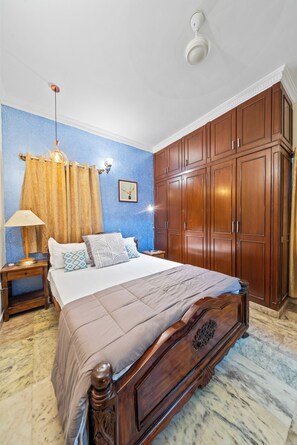 4 habitaciones, tabla de planchar con plancha, wifi y ropa de cama