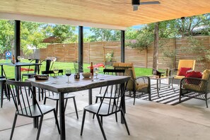 屋外ダイニングエリア