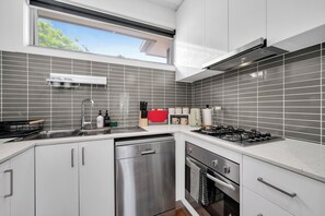 Réfrigérateur, four à micro-ondes, un four, surface de cuisson