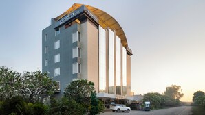 Et moderne hotel med et buet tag og et skilt der siger "Clark's Inn".