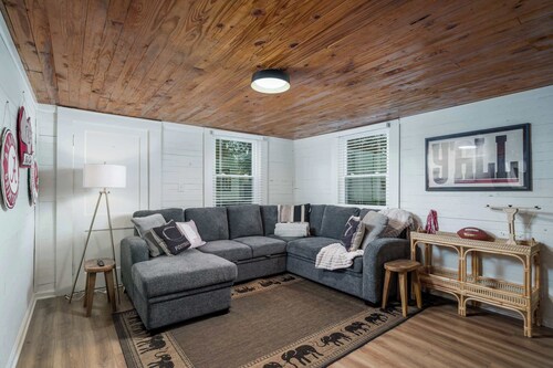 Roll Tide Bungalow-3 miles to UA- 5 TVs- Game Room