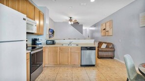 Fridge, microwave, oven, stovetop - Family Friendly Townhome Near Attractions (Kissimmee)