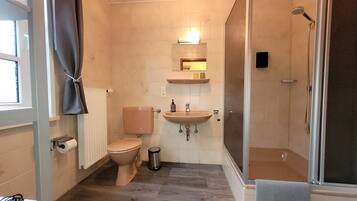 Classic-Doppelzimmer, 1 King-Bett | Badezimmer | Dusche, Haartrockner, Handtücher, Seife