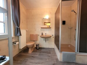 Habitación doble clásica, 1 cama King size | Baño | Regadera, secadora de cabello, toallas, jabón 