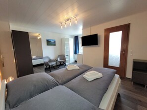 Classic Double Room, 1 Queen Bed | Individually decorated, blackout curtains, iron/ironing board, free WiFi - VINEU - Bed n Breakfast (Winterberg)