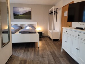 Habitación doble Confort, 1 cama King size | Decoración personalizada y cortinas blackout 