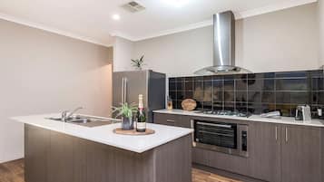 Jääkaappi, mikroaaltouuni, uuni, liesi