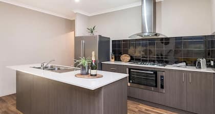 Family Friendly 4BR Home - Free Parking, Fast WiFi