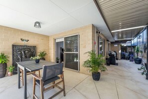 Outdoor dining - Family Friendly 4BR Home - Free Parking, Fast WiFi (Jane Brook)