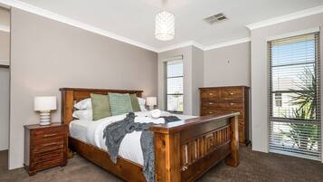 4 bedrooms, desk, iron/ironing board, WiFi