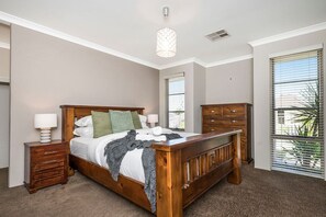 4 bedrooms, desk, iron/ironing board, WiFi - Family Friendly 4BR Home - Free Parking, Fast WiFi (Jane Brook)