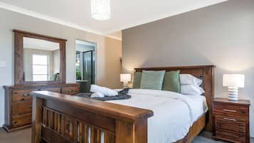4 bedrooms, desk, iron/ironing board, WiFi