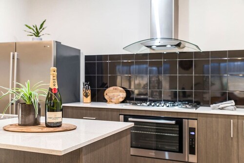 Family Friendly 4BR Home - Free Parking, Fast WiFi