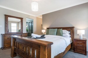 4 slaapkamers, een bureau, een strijkplank/strijkijzer, wifi