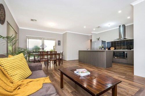 Family Friendly 4BR Home - Free Parking, Fast WiFi