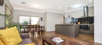 Family Friendly 4BR Home - Free Parking, Fast WiFi