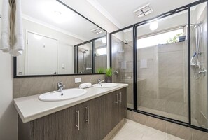 Hair dryer - Family Friendly 4BR Home - Free Parking, Fast WiFi (Jane Brook)