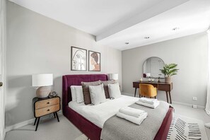 1 bedroom, iron/ironing board, bed sheets - Chic Flat With Stunning City Views (London)
