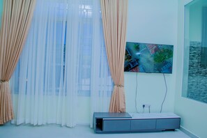 Executive Double Room, 1 King Bed | In-room dining