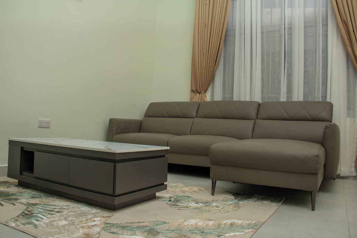 Ein Wohnzimmer mit einer Couch und einem Couchtisch.