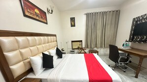 خزنة داخل الغرفة وتجهيزات عازلة للصوت ومكواة/لوح كي وواي فاي مجانًا