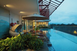Una piscina al aire libre