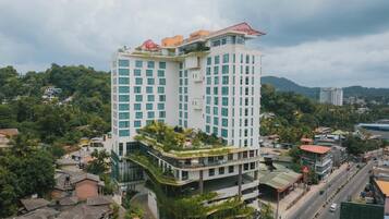 Vista frontal de la propiedad