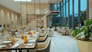 Bữa sáng buffet hàng ngày với phụ phí nhỏ