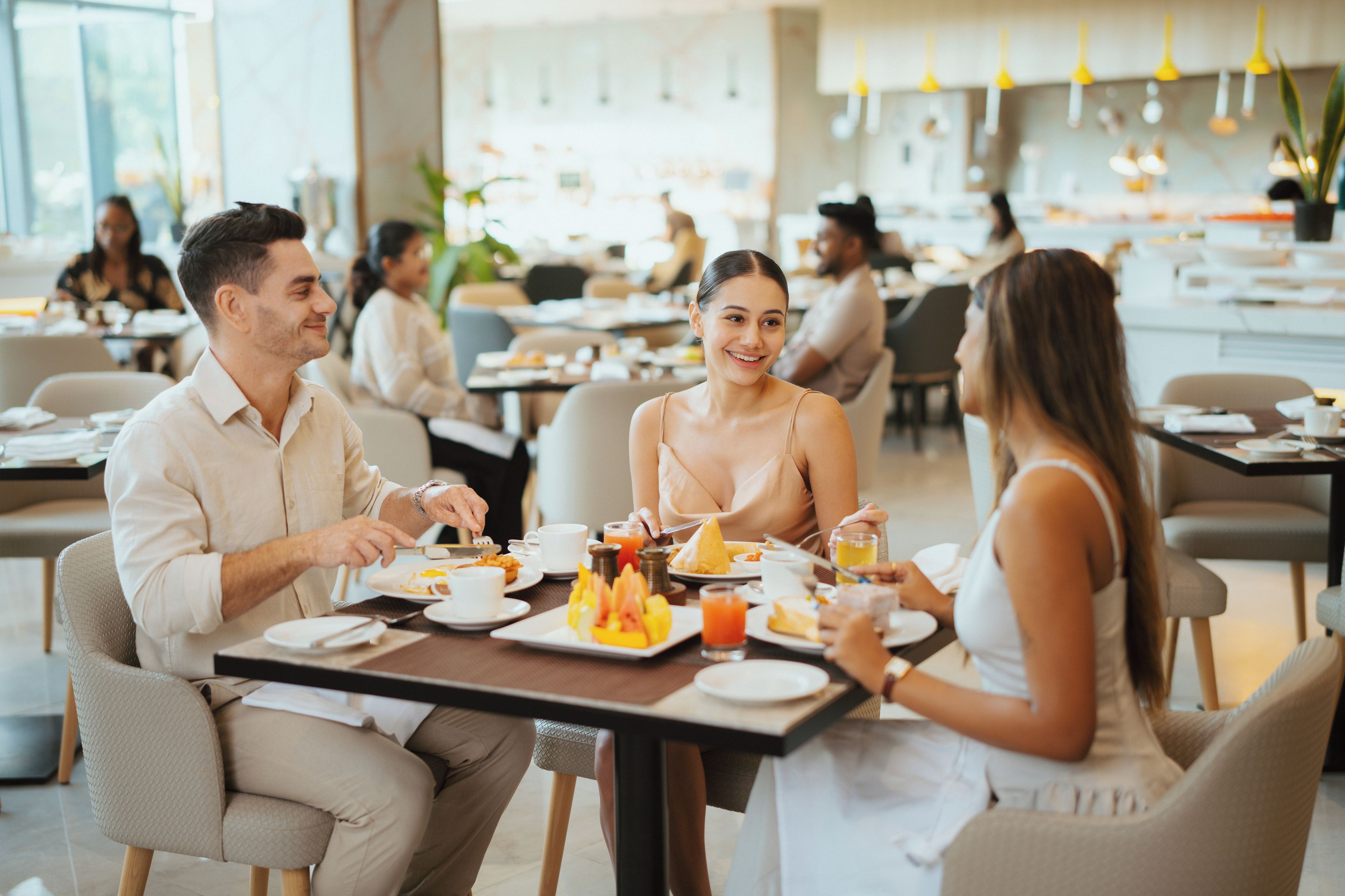 Eine Gruppe von Menschen speist in einem modernen Restaurant mit ungezwungener Atmosphäre.