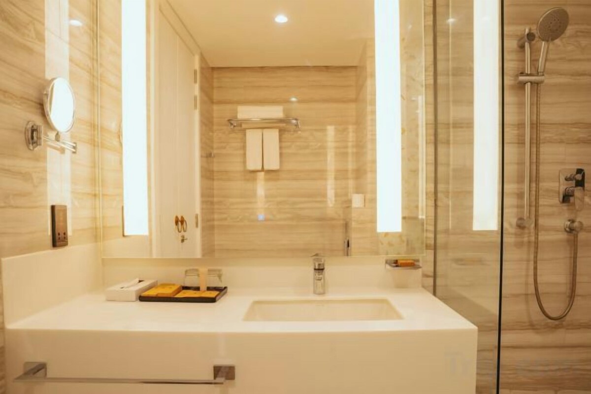 Shower, pancuran hujan, pengering rambut, dan kloset