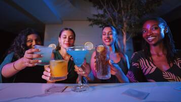 Un grupo de personas sosteniendo bebidas en una mesa.