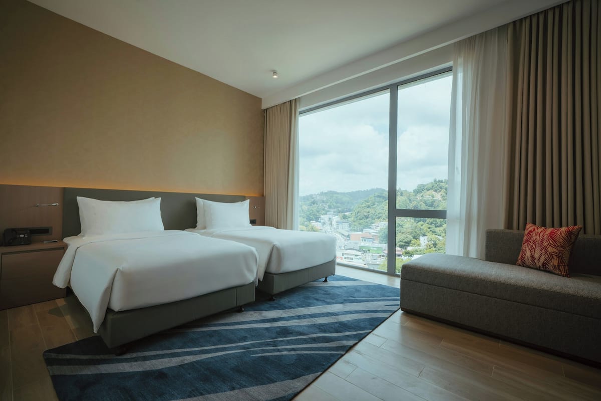 Chambre Supérieure avec lits jumeaux, vue ville | Minibar, coffres-forts dans les chambres, bureau