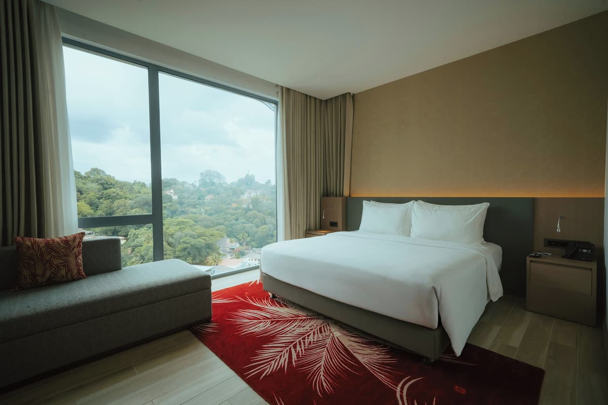 Superior King Room, City View | Minibar, coffres-forts dans les chambres, bureau