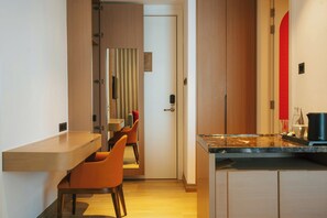 Minibar, két bảo mật tại phòng, bàn, bàn ủi/dụng cụ ủi quần áo 
