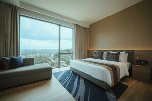 Chambre Deluxe, 1 très grand lit, vue montagne | Minibar, coffres-forts dans les chambres, bureau