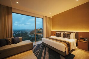 Chambre Deluxe, 1 très grand lit, vue montagne | Minibar, coffres-forts dans les chambres, bureau