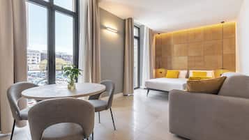 Deluxe Triple Room | Living area