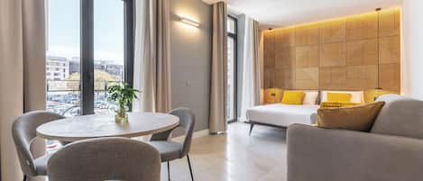 Chambre Triple Deluxe | Coin séjour