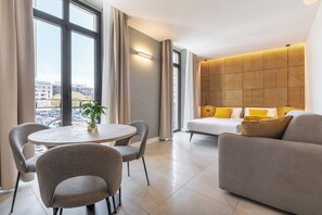 Chambre Triple Deluxe | Coin séjour