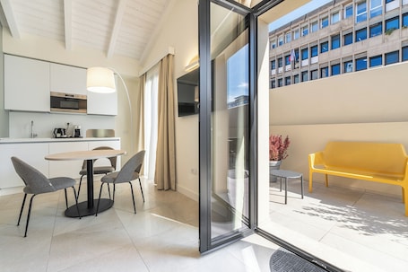 Studio Suite | Private kitchen. KARALIN SONNINO SUITES