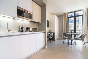 Deluxe Triple Room | Private kitchen