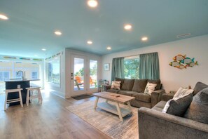 Smart TV - Renovated 3BR 1BA Duplex (upper unit), Walk to Beach, Ocean View, Sleeps 6 (Oak Island)