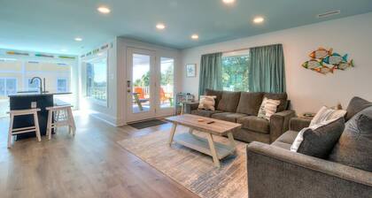 Renovated 3BR 1BA Duplex (upper unit), Walk to Beach, Ocean View, Sleeps 6