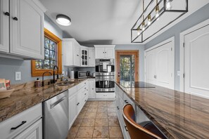 冷蔵庫、電子レンジ、オーブン、コンロ