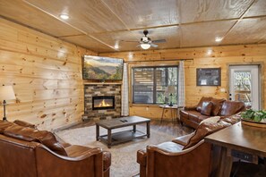 Smart TV, caminetto, videogiochi, tavolo da calcetto