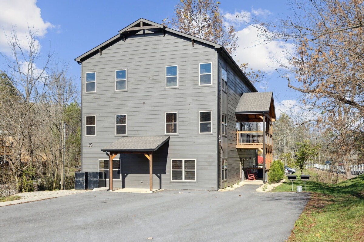 Photo 66 of A Lodge at The Glades | 12 BR Cabin | Private Indoor Pool, Hot Tubs, Game Rooms, and Theater Room