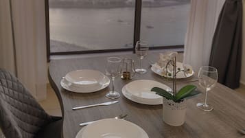 Apartamento de lujo, 2 habitaciones, balcón, vistas al mar | Ropa de cama de alta calidad, caja fuerte, decoración individual