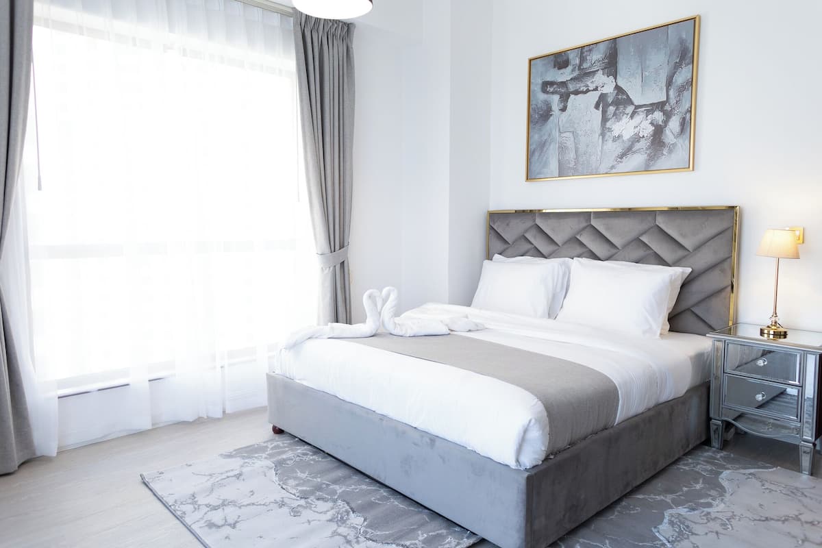2 kamar tidur, seprai premium, brankas, dan didekorasi berbeda-beda