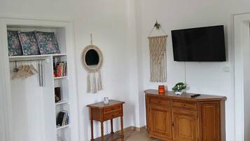 1 habitación, tabla de planchar con plancha, wifi gratis y ropa de cama